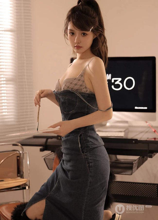 高颜值白皙网络女生连体肩带牛仔裙穿搭室内高清写真图片