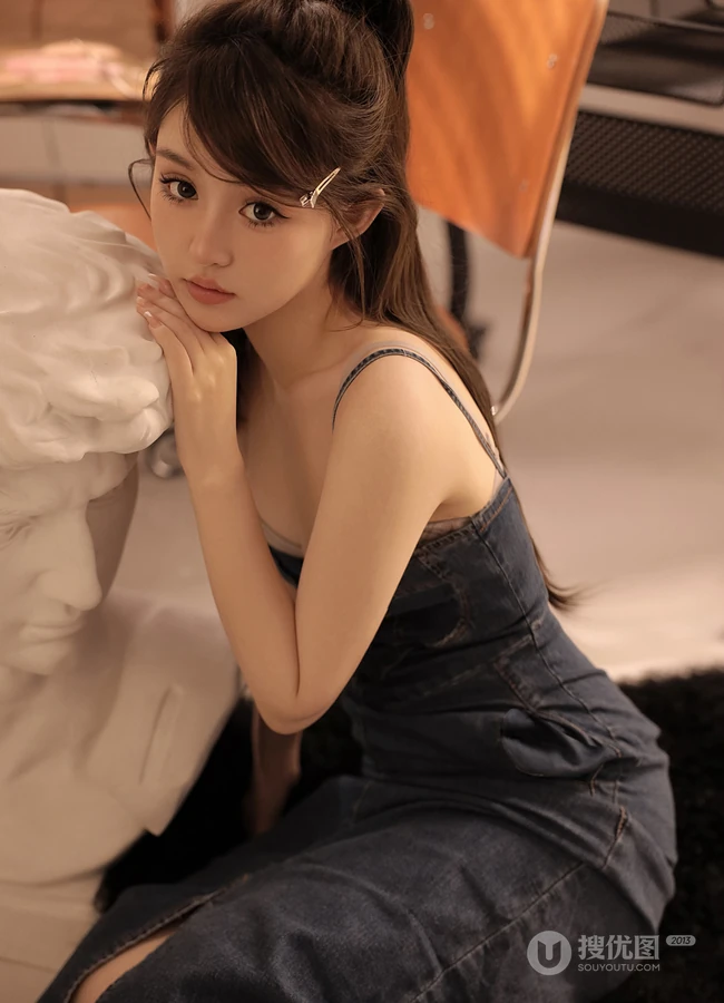 高颜值白皙网络女生连体肩带牛仔裙穿搭室内高清写真图片