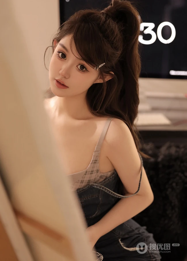 高颜值白皙网络女生连体肩带牛仔裙穿搭室内高清写真图片