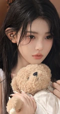少女和玩偶，抱着可爱小熊玩具的白裙少女居家室内写真套图