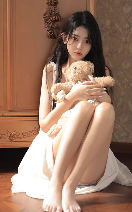 少女和玩偶，抱着可爱小熊玩具的白裙少女居家室内写真套图
