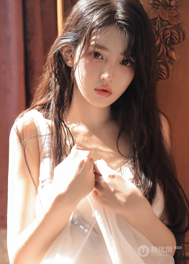 少女和玩偶，抱着可爱小熊玩具的白裙少女居家室内写真套图
