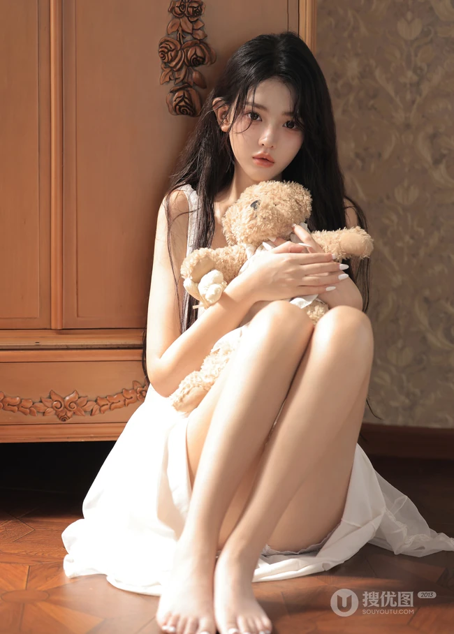 少女和玩偶，抱着可爱小熊玩具的白裙少女居家室内写真套图