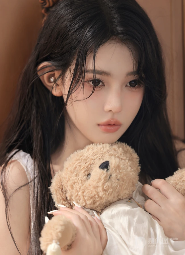 少女和玩偶，抱着可爱小熊玩具的白裙少女居家室内写真套图