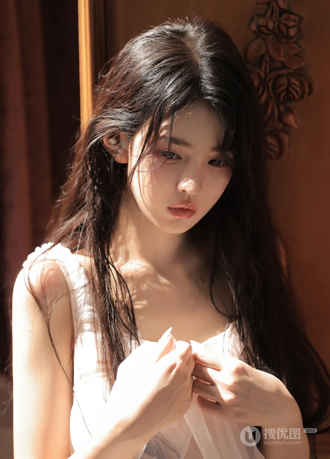 少女和玩偶，抱着可爱小熊玩具的白裙少女居家室内写真套图
