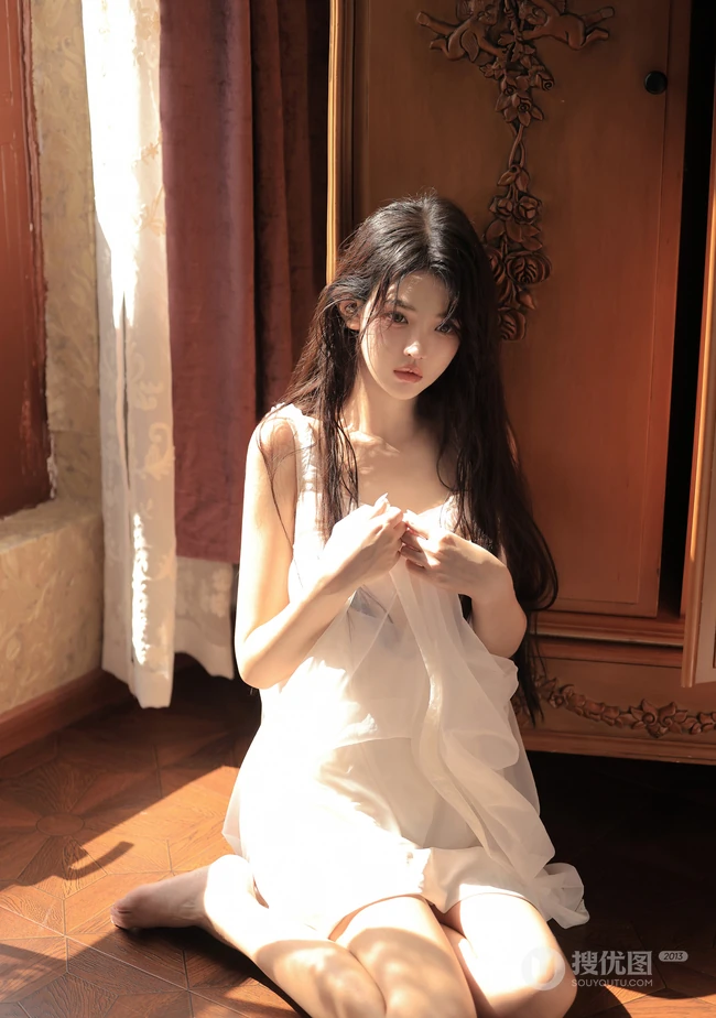少女和玩偶，抱着可爱小熊玩具的白裙少女居家室内写真套图