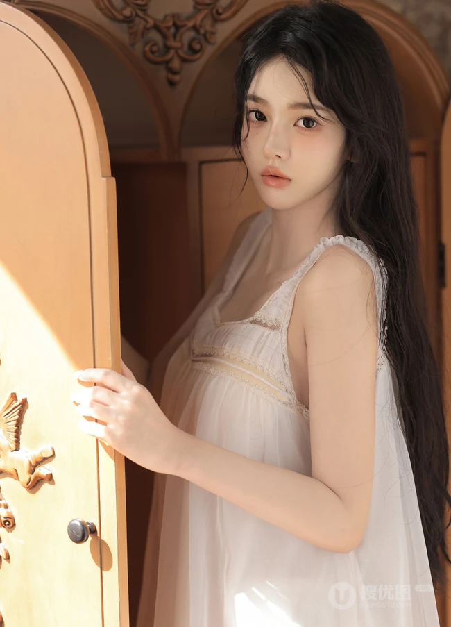 少女和玩偶，抱着可爱小熊玩具的白裙少女居家室内写真套图