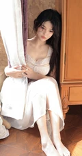 少女和玩偶，抱着可爱小熊玩具的白裙少女居家室内写真套图