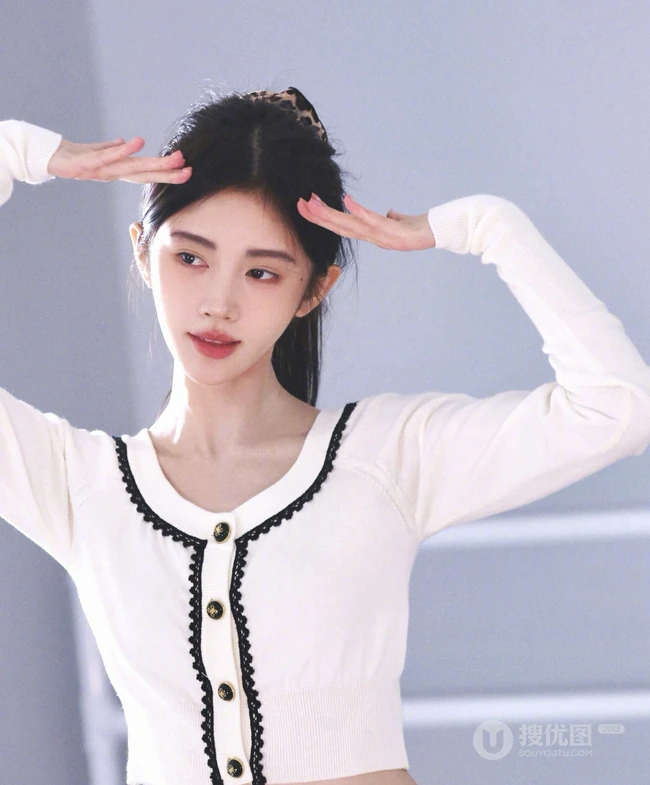 鞠婧祎排练舞蹈照片