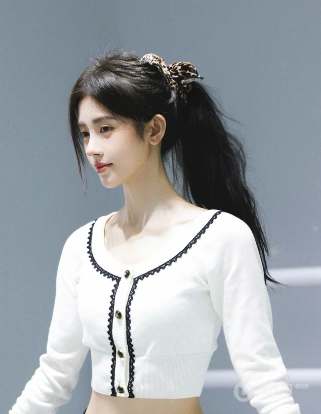 鞠婧祎排练舞蹈照片