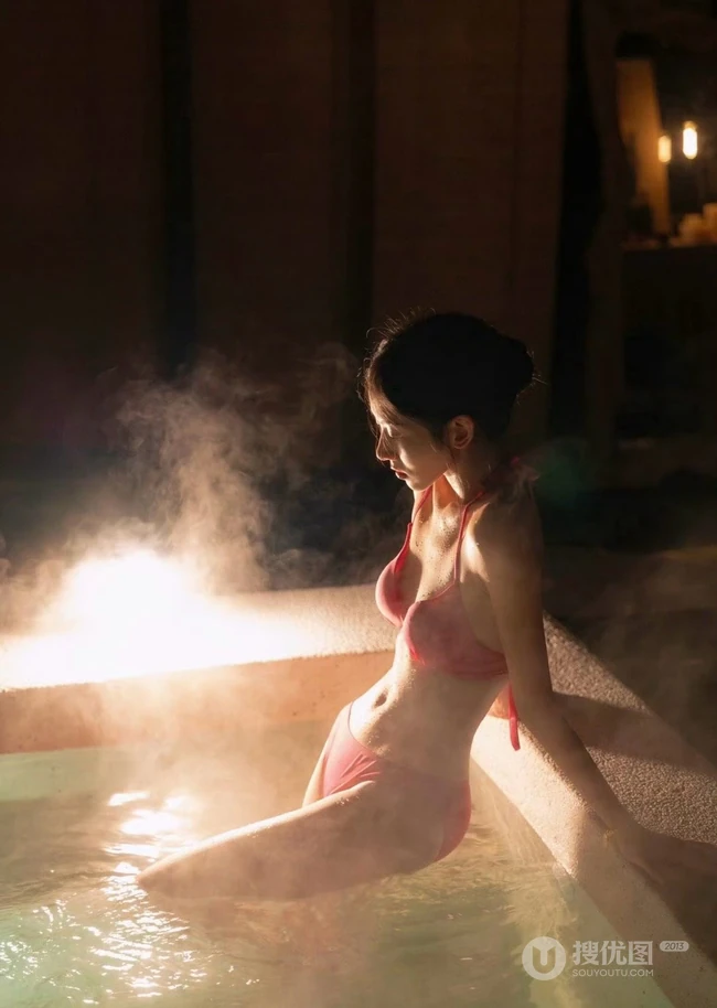 温泉泡澡的红色泳装家居服女生匀称身形美照