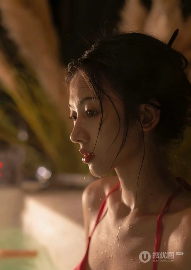 温泉泡澡的红色泳装家居服女生匀称身形美照