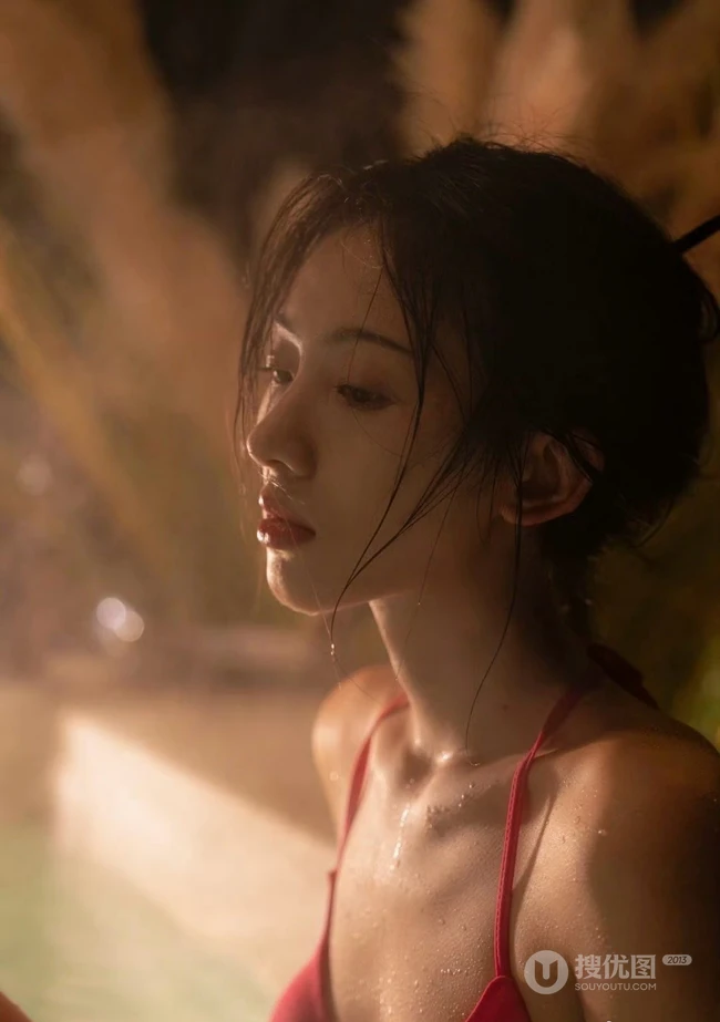 温泉泡澡的红色泳装家居服女生匀称身形美照