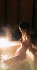 温泉泡澡的红色泳装家居服女生匀称身形美照