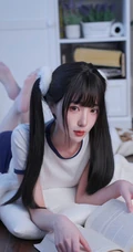 双马尾长发少女学生运动装短裤白袜紧身穿搭可爱室内写真图片