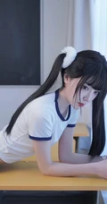 双马尾长发少女学生运动装短裤白袜紧身穿搭可爱室内写真图片