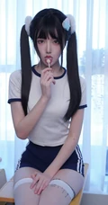 双马尾长发少女学生运动装短裤白袜紧身穿搭可爱室内写真图片