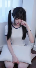 双马尾长发少女学生运动装短裤白袜紧身穿搭可爱室内写真图片