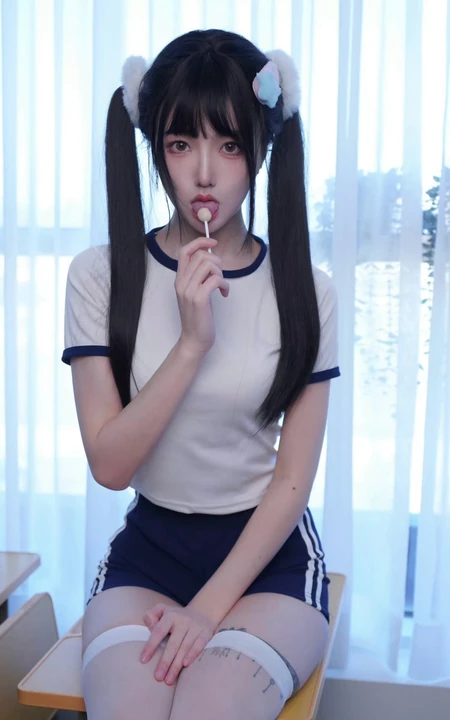 双马尾长发少女学生运动装短裤白袜紧身穿搭可爱室内写真图片