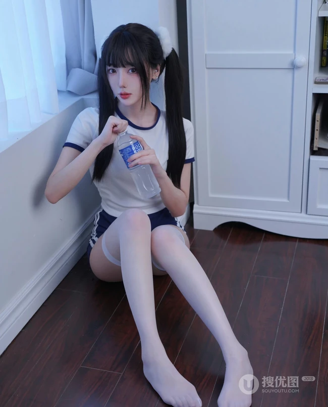 双马尾长发少女学生运动装短裤白袜紧身穿搭可爱室内写真图片