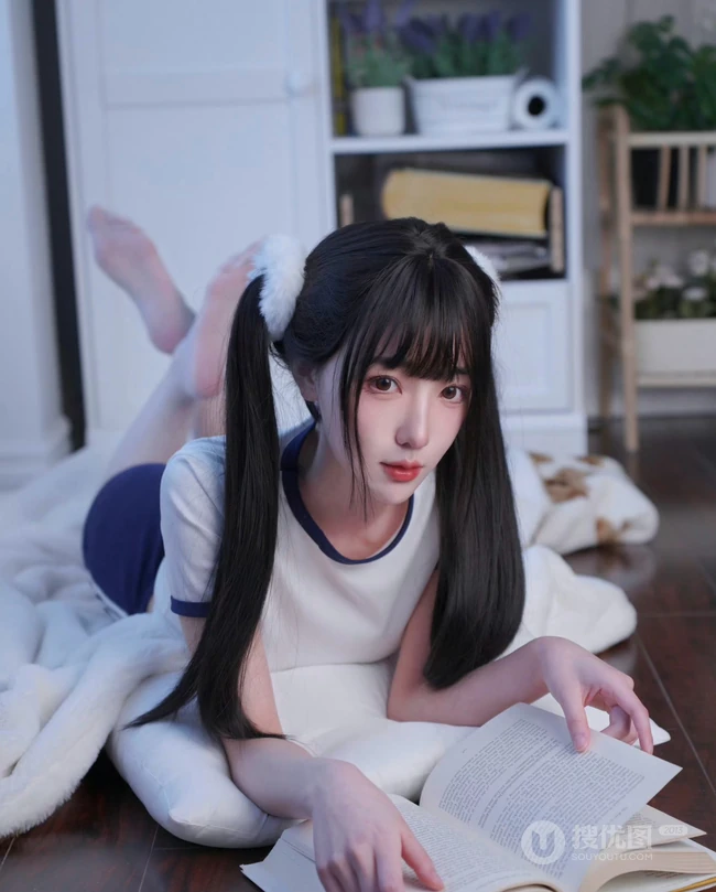 双马尾长发少女学生运动装短裤白袜紧身穿搭可爱室内写真图片