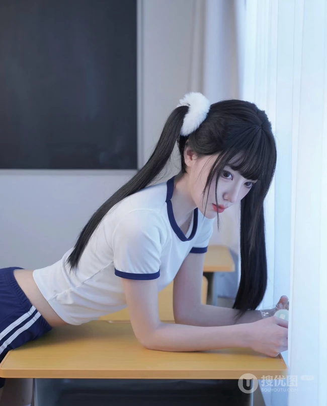 双马尾长发少女学生运动装短裤白袜紧身穿搭可爱室内写真图片