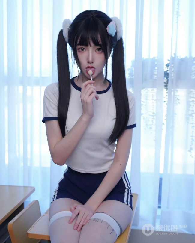 双马尾长发少女学生运动装短裤白袜紧身穿搭可爱室内写真图片
