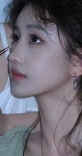 清甜系女生黄玉瑶气质低领装小绿裙穿搭公园随拍写真照片