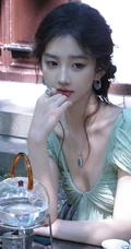 清甜系女生黄玉瑶气质低领装小绿裙穿搭公园随拍写真照片