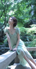 清甜系女生黄玉瑶气质低领装小绿裙穿搭公园随拍写真照片
