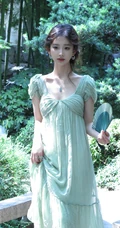 清甜系女生黄玉瑶气质低领装小绿裙穿搭公园随拍写真照片
