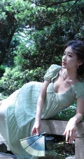清甜系女生黄玉瑶气质低领装小绿裙穿搭公园随拍写真照片