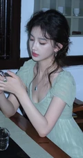 清甜系女生黄玉瑶气质低领装小绿裙穿搭公园随拍写真照片
