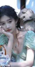 清甜系女生黄玉瑶气质低领装小绿裙穿搭公园随拍写真照片