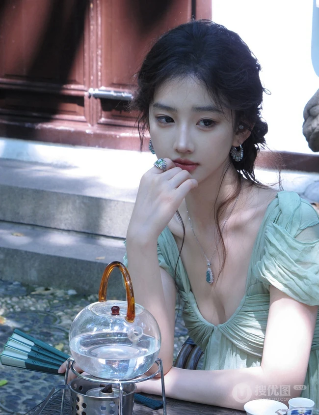 清甜系女生黄玉瑶气质低领装小绿裙穿搭公园随拍写真照片