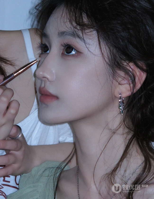 清甜系女生黄玉瑶气质低领装小绿裙穿搭公园随拍写真照片