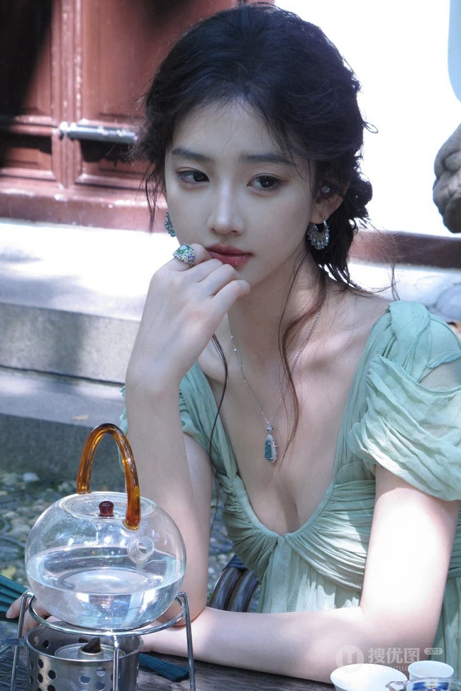 清甜系女生黄玉瑶气质低领装小绿裙穿搭公园随拍写真照片