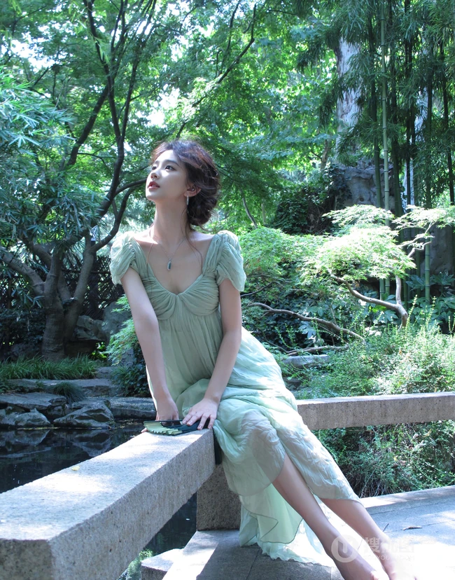 清甜系女生黄玉瑶气质低领装小绿裙穿搭公园随拍写真照片