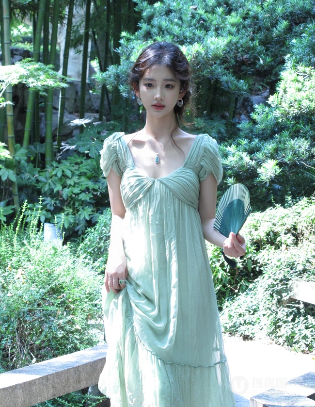 清甜系女生黄玉瑶气质低领装小绿裙穿搭公园随拍写真照片