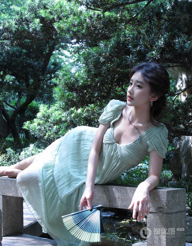 清甜系女生黄玉瑶气质低领装小绿裙穿搭公园随拍写真照片