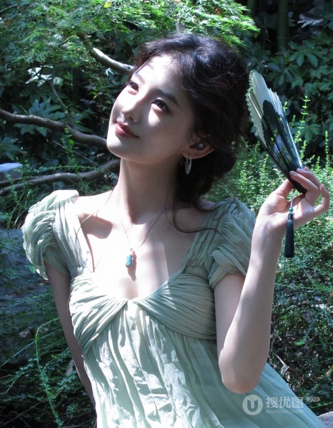 清甜系女生黄玉瑶气质低领装小绿裙穿搭公园随拍写真照片
