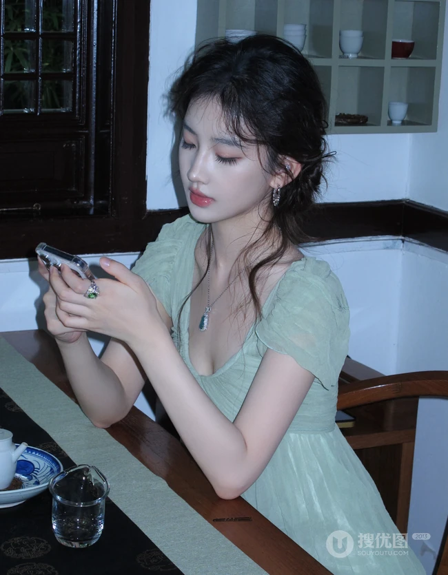 清甜系女生黄玉瑶气质低领装小绿裙穿搭公园随拍写真照片