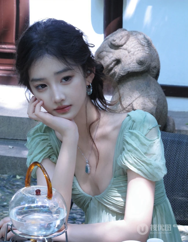 清甜系女生黄玉瑶气质低领装小绿裙穿搭公园随拍写真照片
