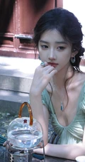 清甜系女生黄玉瑶气质低领装小绿裙穿搭公园随拍写真照片
