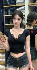 牛仔控的精选，漂亮匀称身形女生黑色低领上衣搭配牛仔短裤服装店试衣美照