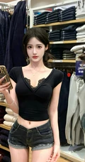 牛仔控的精选，漂亮匀称身形女生黑色低领上衣搭配牛仔短裤服装店试衣美照