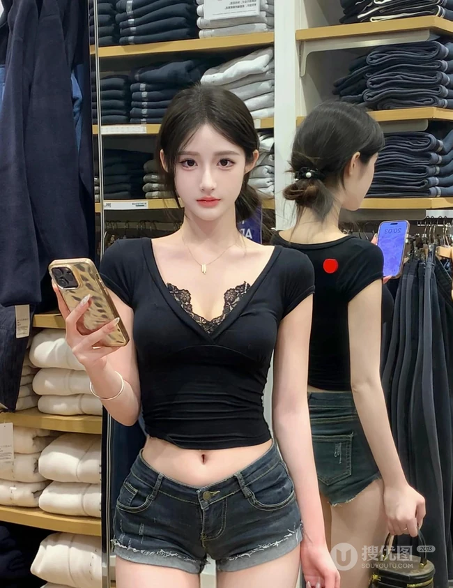牛仔控的精选，漂亮匀称身形女生黑色低领上衣搭配牛仔短裤服装店试衣美照