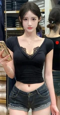 牛仔控的精选，漂亮匀称身形女生黑色低领上衣搭配牛仔短裤服装店试衣美照