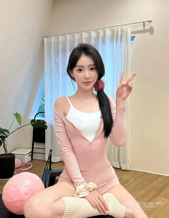 早晨起来做瑜伽球运动的可爱女生粉色紧身连衣衣穿室内自拍美照