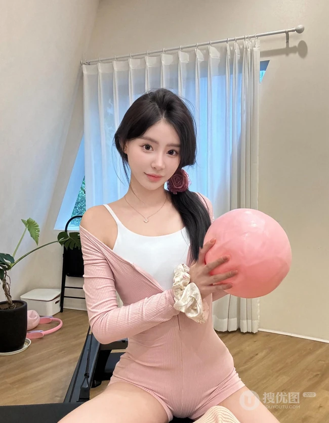 早晨起来做瑜伽球运动的可爱女生粉色紧身连衣衣穿室内自拍美照